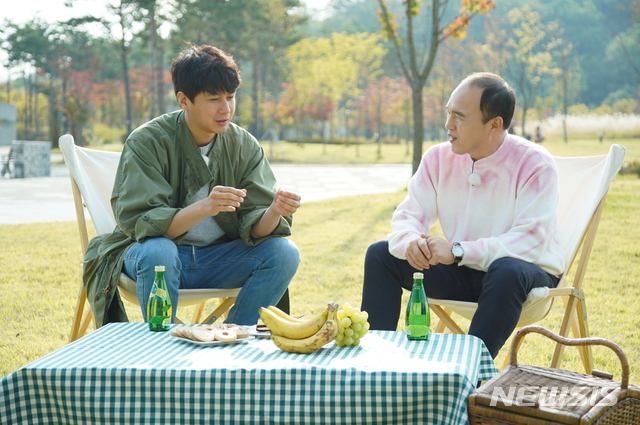 【서울=뉴시스】 이수지 기자 = JTBC 예능 프로그램 '한끼줍쇼'에 출연한 탤런트 김광규(오른쪽)와 김승현 (사진=JTBC 제공) 2019.11.14.suejeeq@newsis.com