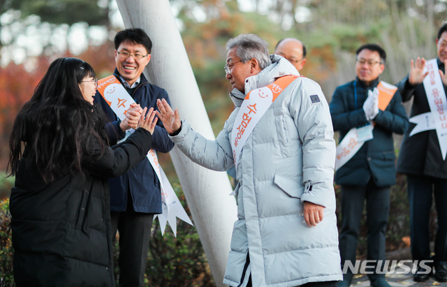 【춘천=뉴시스】 김경목 기자 = 민병희 강원도교육감이 2020학년도 대학수학능력시험일인 14일 오전 강원 춘천시 강원사대부고에서 수험생과 하이파이브를 하며 응원하고 있다. (사진=강원도교육청 제공). 2019.11.14.photo＠newsis.com