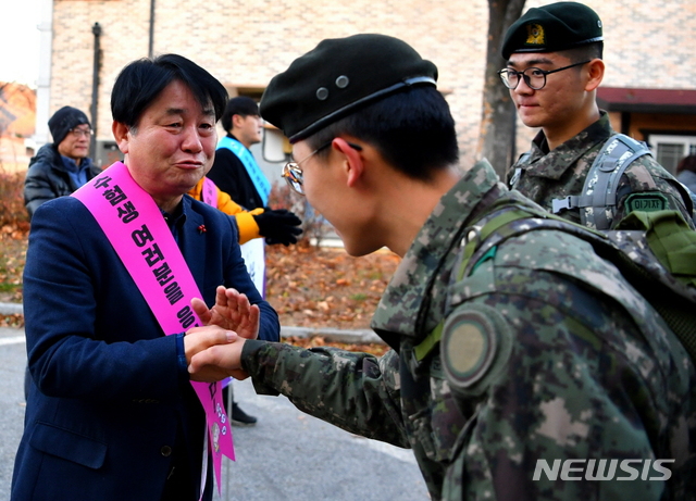 【화천=뉴시스】한윤식 기자 = 2020학년도 대학수학능력시험일인 14일 오전 강원도교육청 제49지구 제11시험장인 화천고등학교 정문에서 최문순 화천군수가 수능시험에 도전한 군 장병들을 격려하고 있다.2019.11.14. (사진=화천군청 제공)&nbsp;&nbsp; ysh@newsis.com&nbsp;&nbsp; 