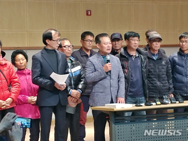 【익산=뉴시스】 강명수 기자 =집단 암 발병으로 인해 고통 받고 있는 전북 익산시 함라면 장점마을 주민들이 환경부의 역학조사 결과에 대해 14일 국가무형문화재 통합전수교육관에서 입장 발표를 갖고 전북도와 익산시의 관리감독 소홀을 비판하고 있다. 2019.11.14.smister@newsis.com