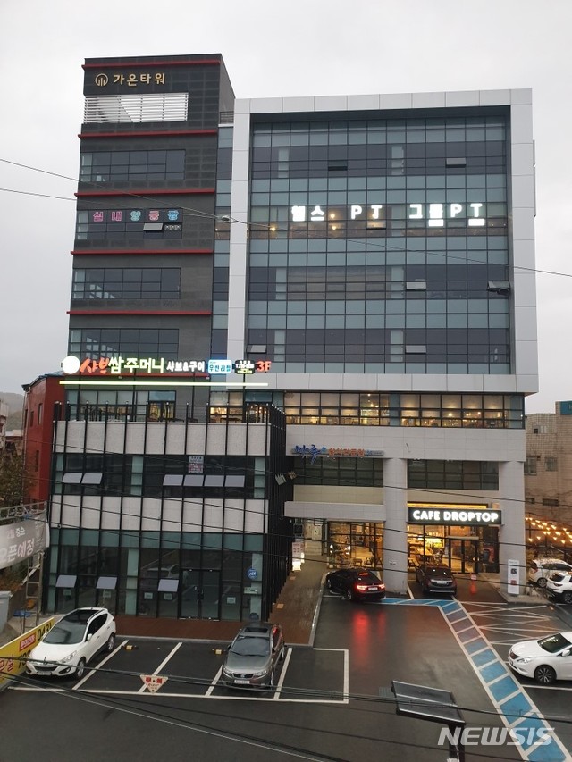 【옥천=뉴시스】충북 옥천군이 ‘복지타운’을 설치하기 위해 매입을 추진하는 가온타워.(사진=옥천군 제공) photo@newsis.com