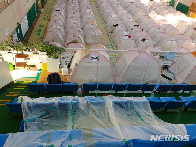 【대구=뉴시스】정창오 기자=14일 오전 지난해 포항 지진으로 인해 피해를 입은 주민들이 거주할 수 있도록 경북 포항시 북구 흥해읍 흥해실내체육관에 설치된 텐트 모습. 체육관 천정에서 빗물이 새자 이주민들이 비닐을 쳤다. 2019.11.14. jco@newsis.com