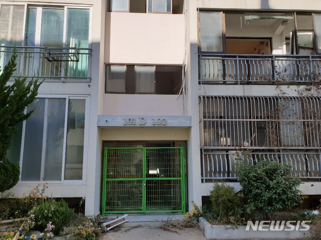 【대구=뉴시스】정창오 기자=14일 오전 지난해 발생한 포항 지진으로 인해 폐쇄된 경북 포항시 북구 흥해읍 대성아파트 전경. 사람이 들어갈 수 없도록 인구가 폐쇄된 상태다. 2019.11.14.&nbsp; jco@newsis.com 