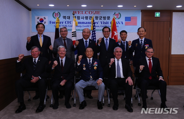 【서울=뉴시스】 박대로 기자 = 전 한미 연합사령관 향군 방문. 2019.11.14. (사진=재향군인회 제공)