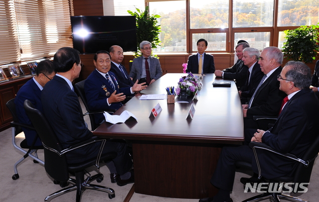 【서울=뉴시스】 박대로 기자 = 전 한미 연합사령관 향군 방문. 2019.11.14. (사진=재향군인회 제공)