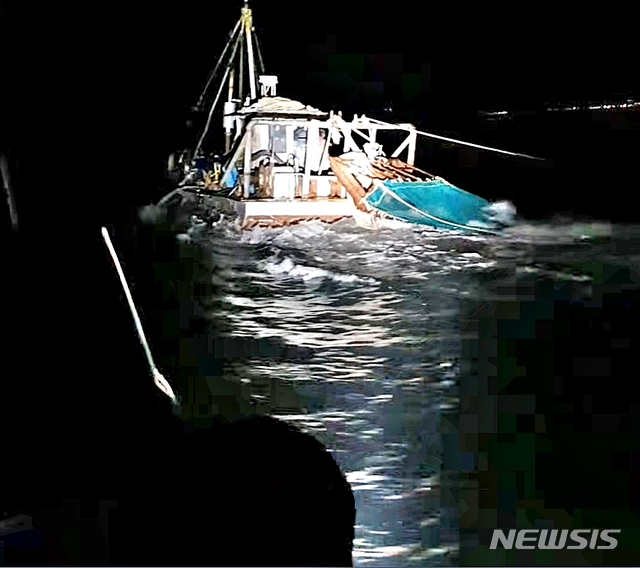 【평택=뉴시스】 개불을 불법으로 포획하다가 평택해양경찰서에 적발된 A모씨의 무등록 어선이 도주하고 있다. (사진 = 평택해양경찰서 제공)