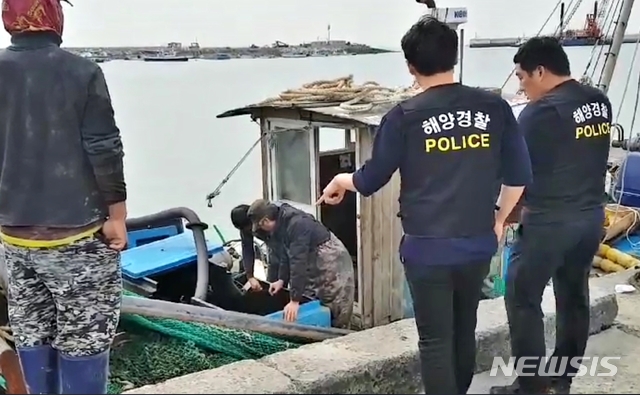 【평택=뉴시스】 개불을 불법으로 포획한 무등록 어선에서 불법 어구를 압수하고 있다. (사진 = 평택해양경찰서 제공)