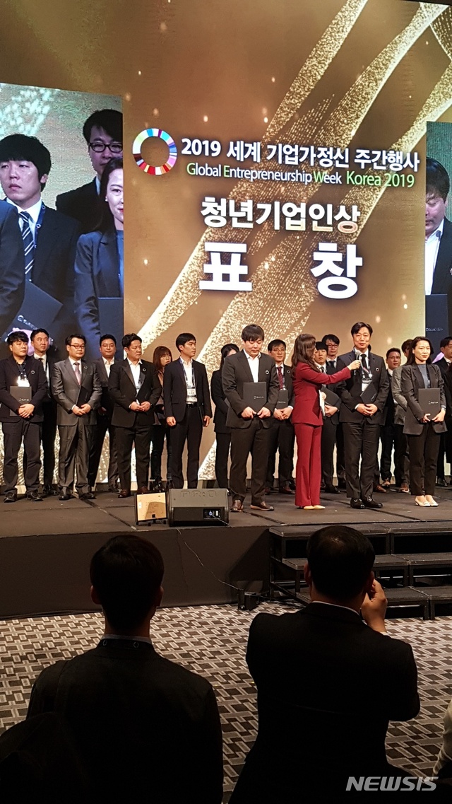 비엣메이트 신덕화 대표가 12일 서울 용산 드래곤시티서 열린 세계 기업가 정신 주간행사에서 중소벤처기업부(중기부) 장관상(청년 기업인상)을 수상했다.(사진제공=비엣메이트)