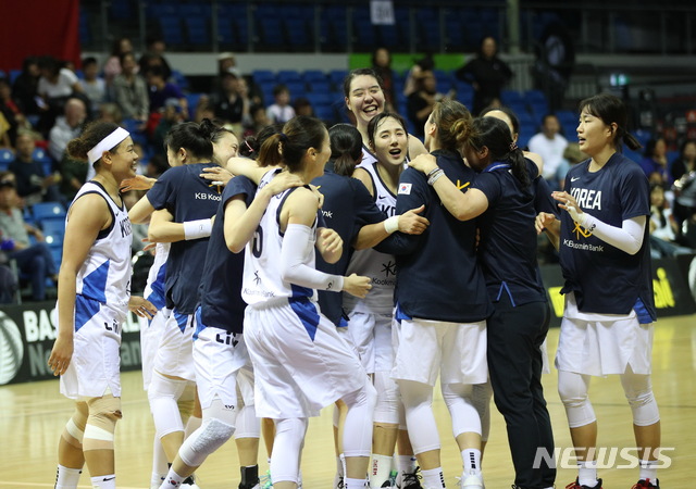 【서울=뉴시스】 한국 여자 농구 대표팀이 14일 뉴질랜드 오클랜드에서 열린 2020년 도쿄올림픽 아시아·오세아니아 지역 프레 퀄리파잉 토너먼트 1차전에서 중국을 81-80으로 꺾은 뒤 기뻐하고 있다. (사진 = 대한민국농구협회 제공) 