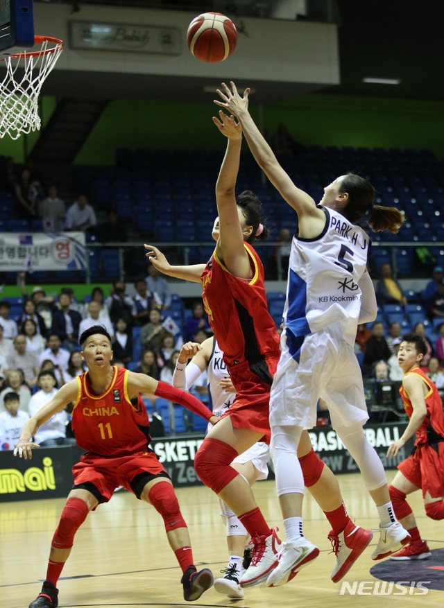 【서울=뉴시스】 한국 여자 농구 대표팀의 박혜진이 14일 뉴질랜드 오클랜드에서 열린 2020년 도쿄올림픽 아시아·오세아니아 지역 프레 퀄리파잉 토너먼트 1차전 중국과의 경기에서 4쿼터 막판 결승골을 넣고 있다. (사진 = 대한민국농구협회 제공) 