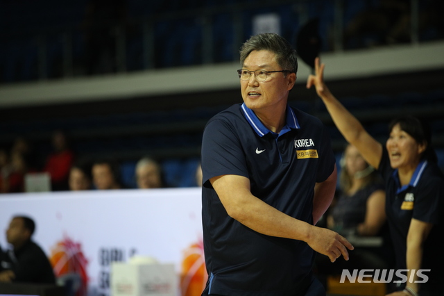 【서울=뉴시스】 한국 여자 농구 대표팀의 이문규 감독. (사진 = 대한민국농구협회 제공)