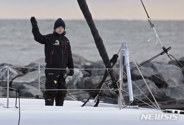 【햄프턴=AP/뉴시스】스웨덴의 10대 환경운동가 그레타 툰베리가 13일(현지시간) 미 버지니아주 햄프턴의 솔트 폰트에서 길이 15m의 요트 '배가본드'에 올라 스페인으로 향하면서 손을 흔들고 있다. 툰베리는 애초 칠레에서 열릴 예정이던 제25차 유엔 기후변화협약당사국총회(COP25)가 12월 스페인 마드리드에서 열리게 돼 호주인 부부의 도움으로 3주간의 대서양 횡단 길에 올랐다. 2019.11.14.