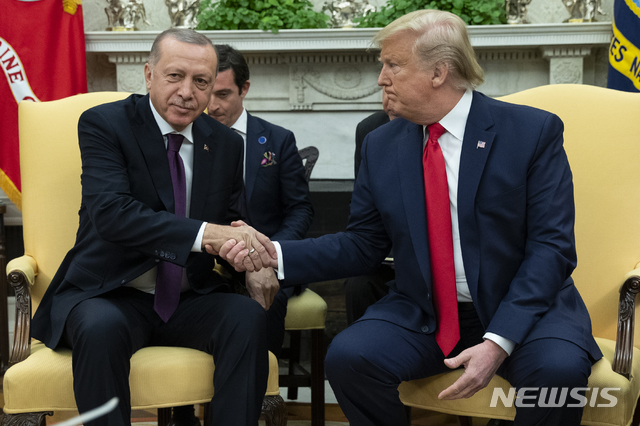[워싱턴=AP/뉴시스]사진은 트럼프(오른쪽) 대통령이 2019년 11월 13일 백악관 집무실에서 에르도안 대통령과 회담에 앞서 악수하고 있는 모습. 2025.06.22.