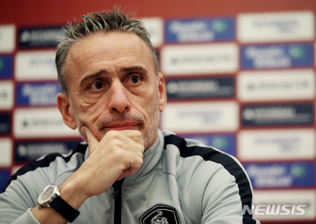 【베이루트(레바논)=뉴시스】김진아 기자 = 대한민국 축구 국가대표팀 파울루 벤투 감독이 13일(현지시각) 레바논 베이루트 로타나 제피노르 호텔에서 2022 카타르월드컵 아시아지역 2차 예선 H조 4차전 대한민국과 레바논 경기를 앞두고 기자회견을 하고 있다. 2019.11.13. bluesoda@newsis.com
