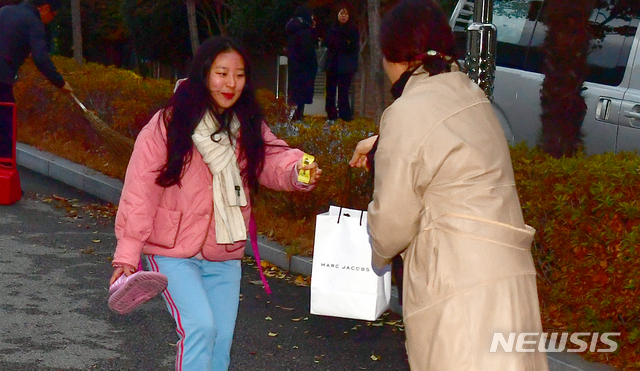 【광주=뉴시스】류형근 기자 = 14일 오전 광주 서구 26지구 제33시험장(광주여자고등학교)에서 학부모가 2020학년도 대입수학능력시험을 치르는 수험생에게 도시락을 전해주고 있다. 2019.11.14.&nbsp; hgryu77@newsis.com