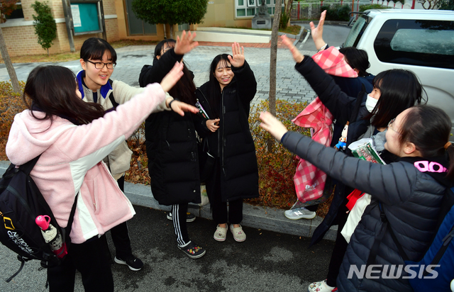 【광주=뉴시스】 류형근 기자 = 14일 오전 광주 서구 26지구 제33시험장(광주여자고등학교)에서 2020학년도 대입수학능력시험을 치르는 수험생들이 파이팅을 외치고 있다. 2019.11.14.   hgryu77@newsis.com