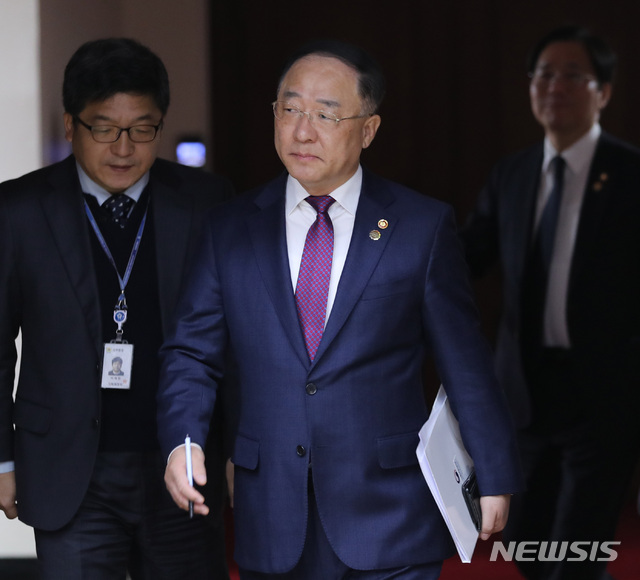 【서울=뉴시스】 전진환 기자 = 홍남기 경제부총리 겸 기획재정부장관이 14일 오전 서울-세종 간 영상 국정현안점검조정회의가 열리는 서울 종로구 정부서울청사 영상회의실에서 들어오고 있다. 2019.11.14.&nbsp; amin2@newsis.com