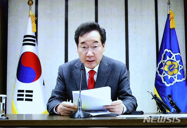 【서울=뉴시스】 전진환 기자 = 14일 오전 서울-세종 간 영상 국정현안점검조정회의가 열린 서울 종로구 정부서울청사 영상회의실에서 화면에 모두발언을 하는 이낙연 국무총리가 나오고 있다. 2019.11.14.&nbsp; amin2@newsis.com 