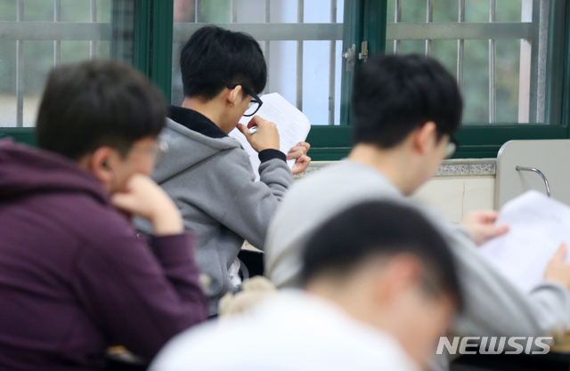 【서울=뉴시스】전신 기자 = 2020학년도 대학수학능력시험일인 14일 오전 서울 종로구 경복고에서 수험생들이 시험 준비를 하고 있다. 2019.11.14. photo1006@newsis.com