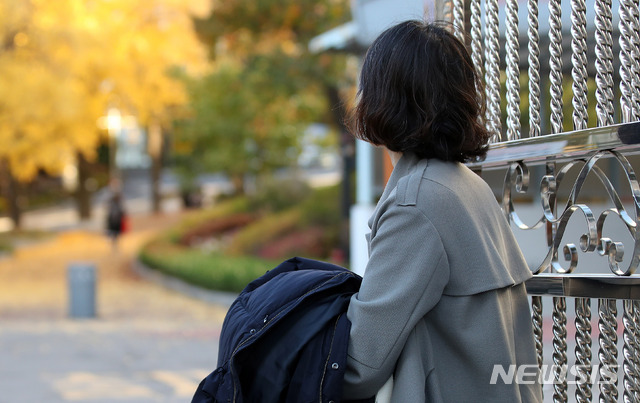 【서울=뉴시스】김선웅 기자 = 2020학년도 수능시험일인 14일 오전 서울 서대문구 중앙여고 앞에서 한 학부모가 시험장으로 향하는 수험생 딸의 모습을 바라보고 있다. 2019.11.14. mangusta@newsis.com