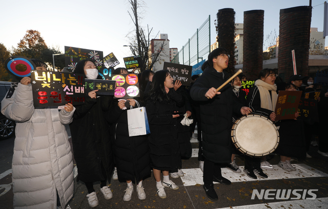 【서울=뉴시스】조수정 기자 = 대입 수학능력시험일인 14일 오전 서울 송파구 가락고등학교 앞에서 수험생 후배들이 손팻말을 들고 선배를 응원하고 있다. 2019.11.14. chocrystal@newsis.com