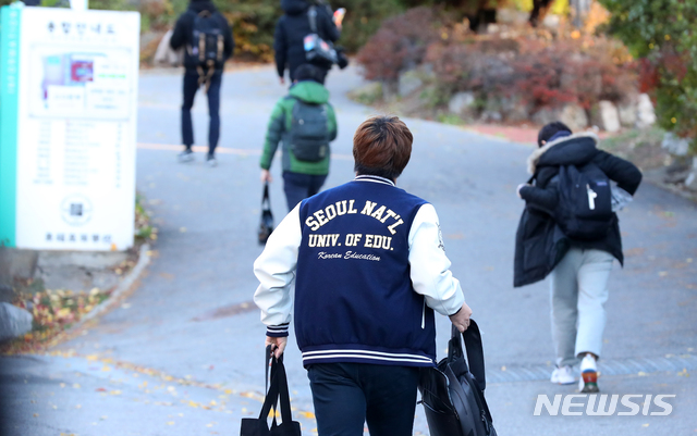 【서울=뉴시스】전신 기자 = 2020학년도 대학수학능력시험일인 14일 오전 서울 종로구 경복고에서 한 수험생이 서울교육대학교 점퍼를 입고 시험장으로 향하고 있다. 2019.11.14. photo1006@newsis.com