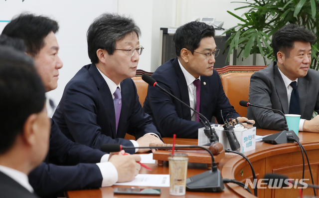 【서울=뉴시스】김명원 기자 = 유승민 전 바른미래당 대표가 14일 오전 서울 여의도 국회 바른미래당 회의실에서 열린 변화와 혁신을 위한 비상행동 회의에 참석해 모두발언을 하고 있다. 2019.11.14.&nbsp; kmx1105@newsis.com