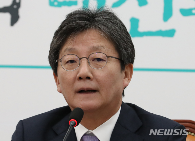 【서울=뉴시스】김명원 기자 = 유승민 전 바른미래당 대표가 14일 오전 서울 여의도 국회 바른미래당 회의실에서 열린 변화와 혁신을 위한 비상행동 회의에 참석해 모두발언을 하고 있다. 2019.11.14.&nbsp; kmx1105@newsis.com