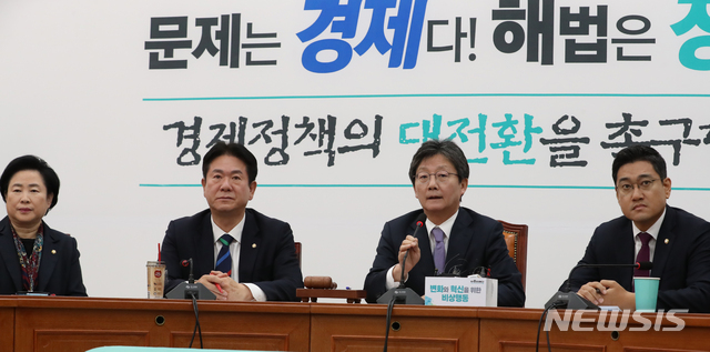 【서울=뉴시스】김명원 기자 = 유승민 전 바른미래당 대표가 14일 오전 서울 여의도 국회 바른미래당 회의실에서 열린 변화와 혁신을 위한 비상행동 회의에 참석해 모두발언을 하고 있다. 2019.11.14.&nbsp; kmx1105@newsis.com