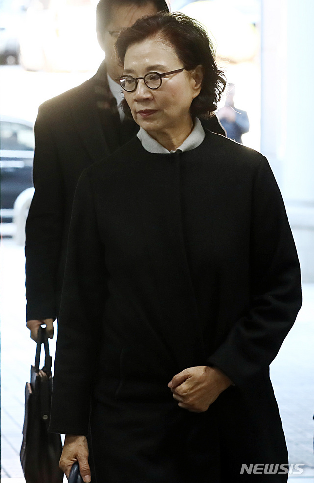 【서울=뉴시스】이영환 기자 = 필리핀 가정부 불법고용 의혹을 받고 있는 이명희 전 일우재단 이사장이 14일 오전 서울 서초구 서울중앙지방법원에서 열린 항소심 선고 공판에 출석하고 있다. 2019.11.14. 20hwan@newsis.com