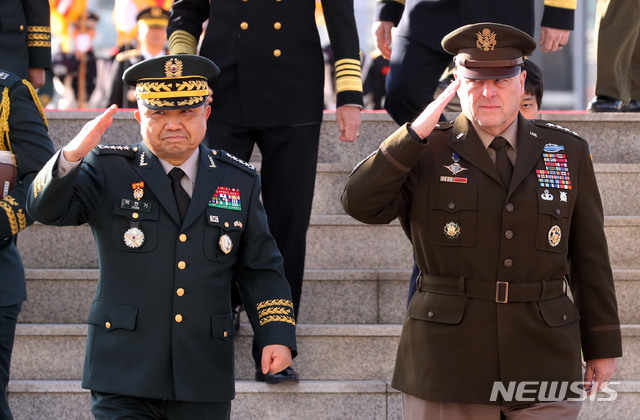【서울=뉴시스】홍효식 기자 = 박한기 합참의장과 마크 밀리 미국 합참의장이 14일 오전 서울 용산구 합동참모본부 연병장에서 열린 환영 의장행사를 마친 뒤 회담장으로 향하며 거수경례를 하고 있다. 2019.11.14. yesphoto@newsis.com