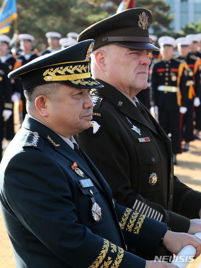 【서울=뉴시스】홍효식 기자 = 박한기 합참의장과 마크 밀리 미국 합참의장이 14일 오전 서울 용산구 합동참모본부 연병장에서 열린 환영 의장행사에 참석해 열병하고 있다. 2019.11.14.&nbsp; yesphoto@newsis.com
