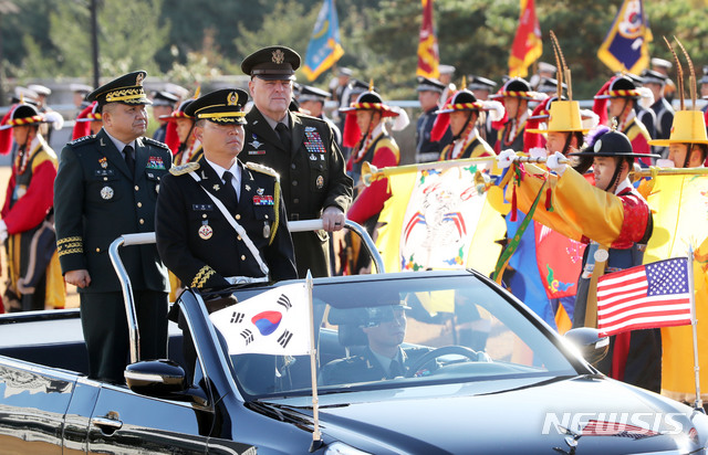 【서울=뉴시스】홍효식 기자 = 박한기 합참의장과 마크 밀리 미국 합참의장이 14일 오전 서울 용산구 합동참모본부 연병장에서 열린 환영 의장행사에 참석해 열병하고 있다. 2019.11.14.&nbsp; yesphoto@newsis.com