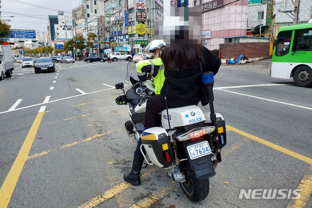 【광주=뉴시스】 신대희 기자 = 2020학년도 대학수학능력시험일인 14일 광주경찰이 북구 경신여고 사거리에서 "시험장을 착각했다"며 당황하던 광주공고 수험생 A(18·여)양을 오토바이에 태워 원래 시험장이 동신여고로 향하고 있다. (사진 = 광주경찰청 제공) 2019.11.14.sdhdream@newsis.com