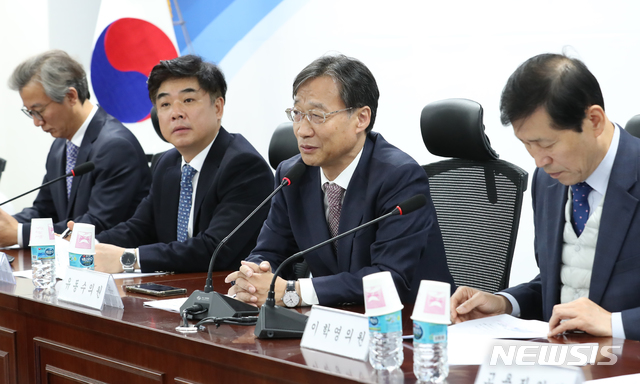 【서울=뉴시스】김명원 기자 = 정무위원회 유동수 더불어민주당 간사가 14일 오전 서울 여의도 국회 의원회관에서 열린 금융위-정무위 DLF 관련 당정협의에 참석해 이야기를 하고 있다. 이날 은 위원장은 의원들에게 고위험 금융상품 투자자 보호 강화를 위한 종합개선방안에 대해 설명하는 자리를 가졌다. 2019.11.14. kmx1105@newsis.com