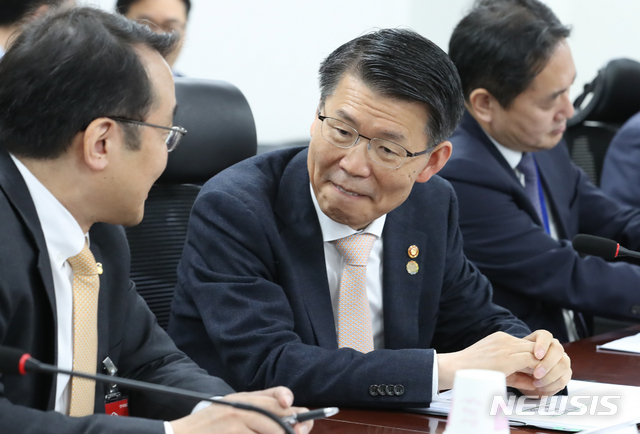 【서울=뉴시스】김명원 기자 = 은성수 금융위원장이 14일 오전 서울 여의도 국회 의원회관에서 열린 금융위-정무위 DLF 관련 당정협의에 참석해 원승연 금감원 부원장와 이야기 나누고 있다. 이날 은 위원장은 의원들에게 고위험 금융상품 투자자 보호 강화를 위한 종합개선방안에 대해 설명하는 자리를 가졌다. 2019.11.14. kmx1105@newsis.com