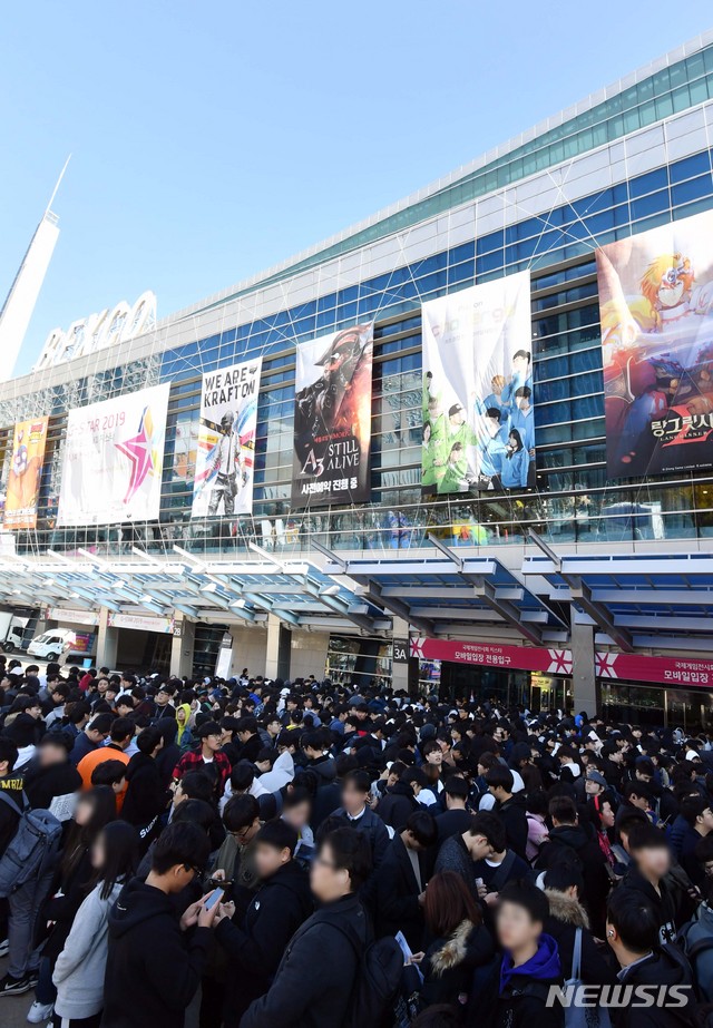 【부산=뉴시스】 하경민 기자 = 국내 최대 게임전시회인 '지스타 2019'가 개막한 14일 부산 해운대구 벡스코를 찾은 게임 매니아들이 행사장에 입장하기 위해 길게 줄을 서고 있다. 오는 17일까지 열리는 이번 행사는 '새로운 세상을 경험하라'(Experience the New)는 슬로건 아래 총 30개국의 게임관련 업체 600여 곳이 참가, 게임전시를 비롯해 비즈니스 상담과 컨퍼런스, 채용박람회, 투자마켓 등을 진행한다. 2019.11.14.&nbsp; yulnetphoto@newsis.com