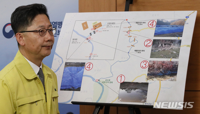 【세종=뉴시스】강종민 기자 = 김현수 농림축산식품부 장관이 14일 오후 정부세종청사에서 경기 연천군 아프리카돼지열병 매몰지 침출수 관련 조치상황을 설명한 뒤 연단을 내려서고 있다. 2019.11.14. ppkjm@newsis.com