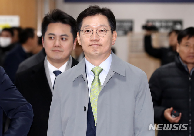 【서울=뉴시스】이영환 기자 = 드루킹 댓글 조작 사건에 연루돼 재판에 넘겨진 김경수 경남도지사가 14일 오후 서울 서초구 서울고등법원에서 열린 항소심 13차 공판에 출석하고 있다. 2019.11.14. 20hwan@newsis.com