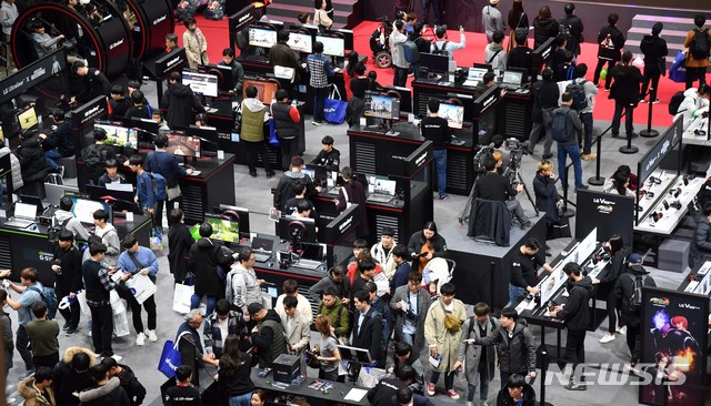 【부산=뉴시스】 하경민 기자 = 국내 최대 게임전시회인 '지스타 2019'가 개막한 14일 부산 해운대구 벡스코 행사장을 찾은 게임 매니아들이 각종 신작 게임을 즐기고 있다. 오는 17일까지 열리는 이번 행사는 '새로운 세상을 경험하라'(Experience the New)는 슬로건 아래 총 30개국의 게임관련 업체 600여 곳이 참가, 게임전시를 비롯해 비즈니스 상담과 컨퍼런스, 채용박람회, 투자마켓 등을 진행한다. 2019.11.14.&nbsp; yulnetphoto@newsis.com