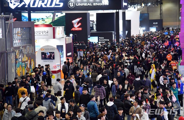 【부산=뉴시스】 하경민 기자 = 국내 최대 게임전시회인 '지스타 2019'가 개막한 14일 부산 해운대구 벡스코 행사장이 북적이고 있다. 오는 17일까지 열리는 이번 행사는 '새로운 세상을 경험하라'(Experience the New)는 슬로건 아래 총 30개국의 게임관련 업체 600여 곳이 참가, 게임전시를 비롯해 비즈니스 상담과 컨퍼런스, 채용박람회, 투자마켓 등을 진행한다. 2019.11.14.&nbsp;&nbsp; yulnetphoto@newsis.com