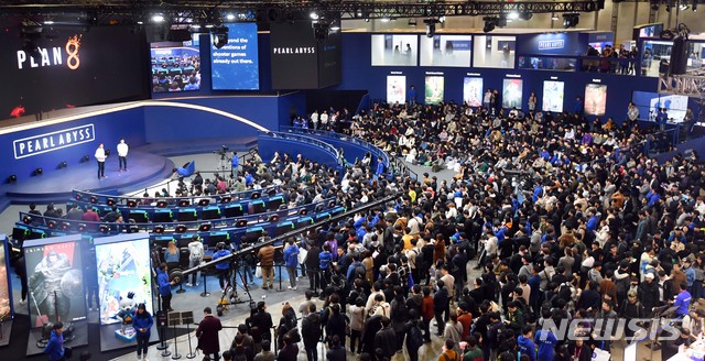 【부산=뉴시스】 하경민 기자 = 국내 최대 게임전시회인 '지스타 2019'가 개막한 14일 부산 해운대구 벡스코 행사장 내 한 게임업체 부스에서 신작 게임 발표회가 진행되고 있다. 오는 17일까지 열리는 이번 행사는 '새로운 세상을 경험하라'(Experience the New)는 슬로건 아래 총 30개국의 게임관련 업체 600여 곳이 참가, 게임전시를 비롯해 비즈니스 상담과 컨퍼런스, 채용박람회, 투자마켓 등을 진행한다. 2019.11.14.&nbsp; yulnetphoto@newsis.com