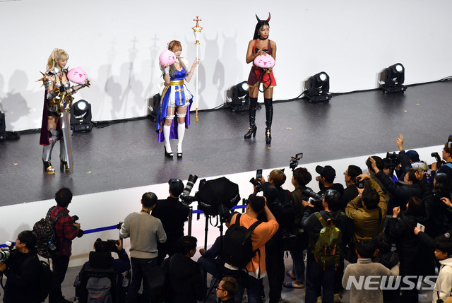 【부산=뉴시스】 하경민 기자 = 국내 최대 게임전시회인 '지스타 2019'가 개막한 14일 부산 해운대구 벡스코 행사장을 찾은 관람객들이 게임 캐릭터 복장을 한 모델들을 촬용하고 있다. 오는 17일까지 열리는 이번 행사는 '새로운 세상을 경험하라'(Experience the New)는 슬로건 아래 총 30개국의 게임관련 업체 600여 곳이 참가, 게임전시를 비롯해 비즈니스 상담과 컨퍼런스, 채용박람회, 투자마켓 등을 진행한다. 2019.11.14.&nbsp; yulnetphoto@newsis.com