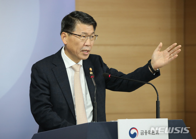 【서울=뉴시스】 고범준 기자 = 은성수 금융위원장이 14일 오후 서울 종로구 정부서울청사에서 고위험 금융상품 투자자 보호 강화를 위한 종합 개선방안 발표를 마치고 취재진 질문에 답변하고 있다. 2019.11.14.&nbsp;&nbsp; bjko@newsis.com