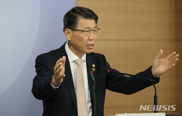 【서울=뉴시스】 고범준 기자 = 은성수 금융위원장이 14일 오후 서울 종로구 정부서울청사에서 고위험 금융상품 투자자 보호 강화를 위한 종합 개선방안 발표를 마치고 취재진 질문에 답변하고 있다. 2019.11.14. bjko@newsis.com