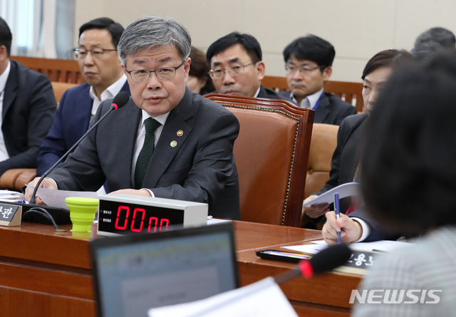 【서울=뉴시스】김명원 기자 = 이재감 고용노동부 장관이 14일 오후 서울 여의도 국회 환경노동위원회에서 열린 전체회의에 참석해 이정미 정의당 의원의 '특별연장근로 선택적근로시간제 확대' 관련 질의에 답변하고 있다. 2019.11.14. kmx1105@newsis.com