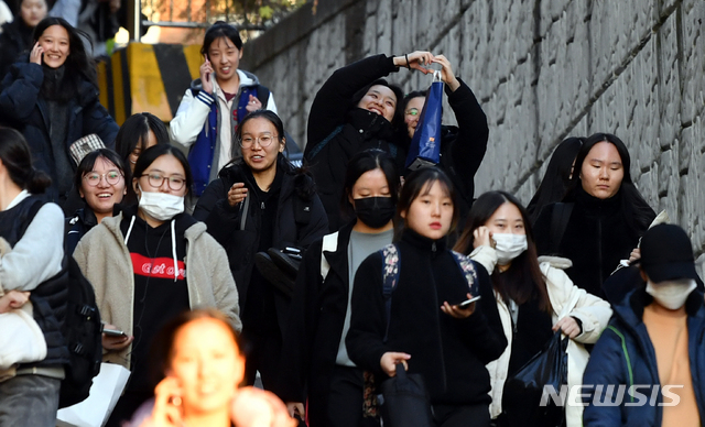 【광주=뉴시스】류형근 기자 = 14일 오후 광주 남구 동아여자고등학교에서 2020학년도 대입수학능력시험을 마친 수험생들이 하교 하고 있다. 2019.11.14.&nbsp; hgryu77@newsis.com