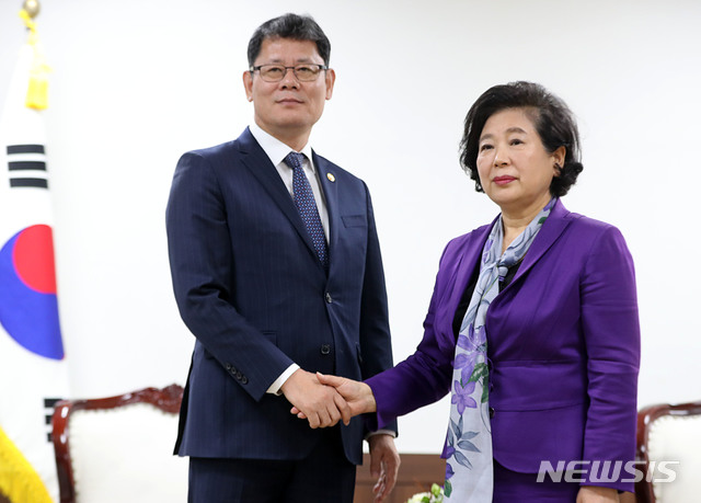 【서울=뉴시스】박주성 기자 = 김연철 통일부 장관이 14일 오후 서울 종로구 정부서울청사에서 현정은 현대그룹 회장을 만나 금강산관광 문제 논의 전 인사를 나누고 있다. 2019.11.14. park7691@newsis.com