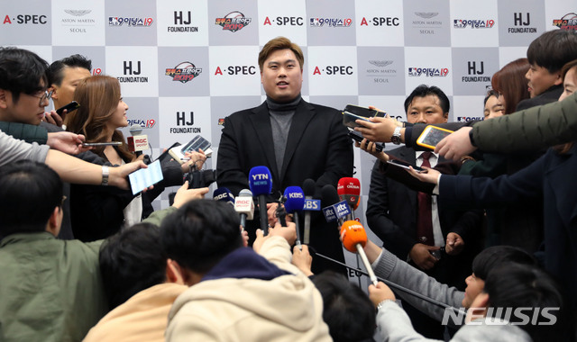 【인천공항=뉴시스】홍효식 기자 = 메이저리그 진출 후 커리어 하이 시즌을 보낸 '코리안 몬스터' 류현진이 14일 오후 인천국제공항을 통해 귀국해 취재진 질문에 답하고 있다. 류현진은 올 시즌 29경기 182⅔이닝을 소화하며 평균자책점 2.32로 호투했다. 메이저리그서 가장 낮은 평균자책점을 기록하며 아시아 선수 최초로 해당 타이틀을 따냈다. 2019.11.14. yesphoto@newsis.com