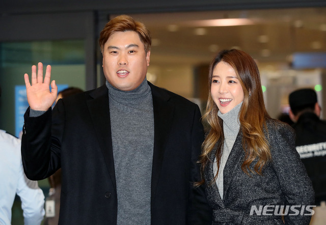 【인천공항=뉴시스】홍효식 기자 = 메이저리그 진출 후 커리어 하이 시즌을 보낸 '코리안 몬스터' 류현진이 14일 오후 인천국제공항을 통해 귀국해 아내 배지현 아나운서와 취재진을 향해 손을 흔들고 있다. 류현진은 올 시즌 29경기 182⅔이닝을 소화하며 평균자책점 2.32로 호투했다. 메이저리그서 가장 낮은 평균자책점을 기록하며 아시아 선수 최초로 해당 타이틀을 따냈다. 2019.11.14.&nbsp; yesphoto@newsis.com